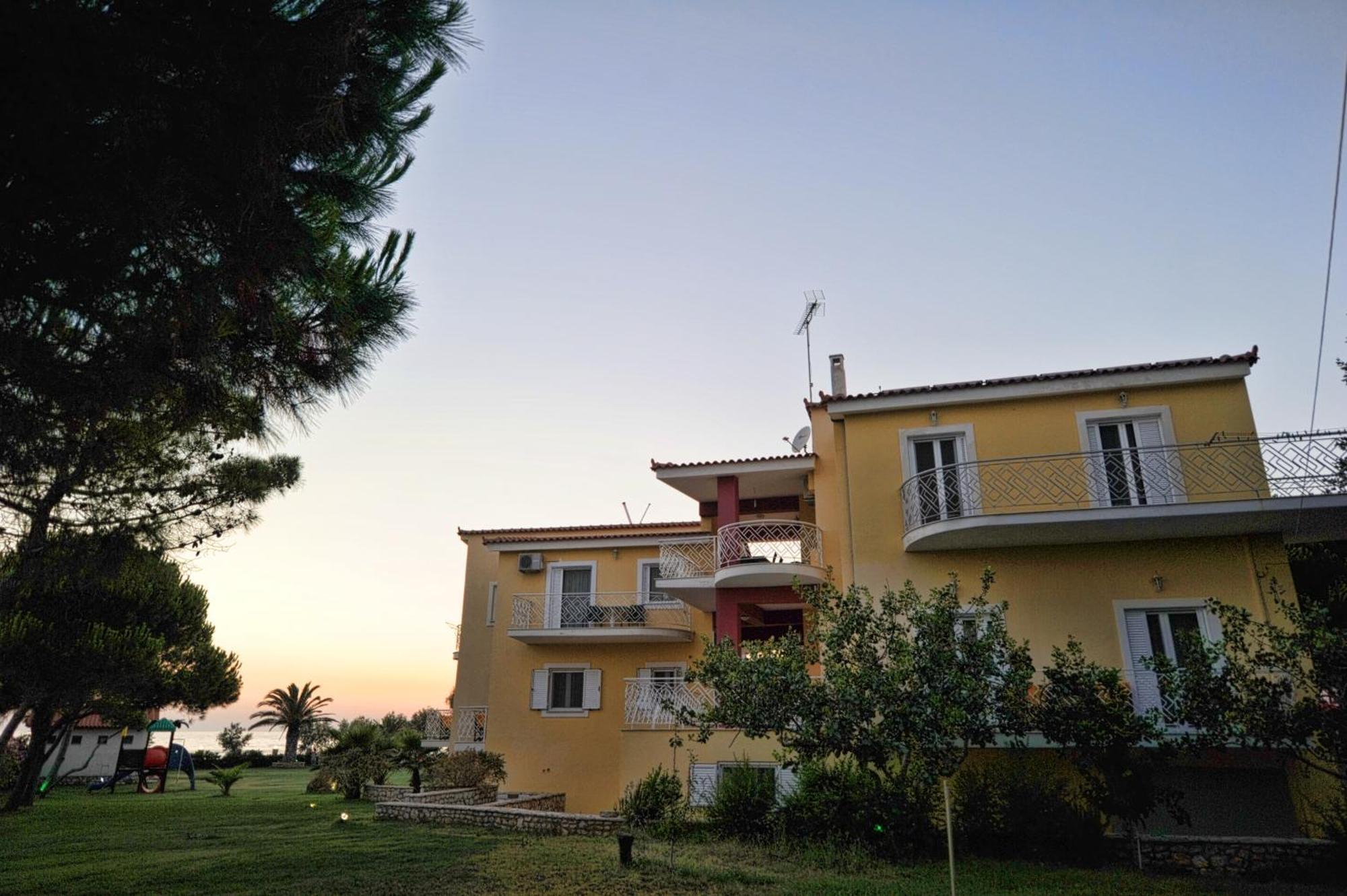 Irida Beach Resort Suites Kyparissia Exteriör bild